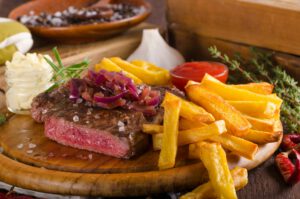 Steak, Pommes und Salat